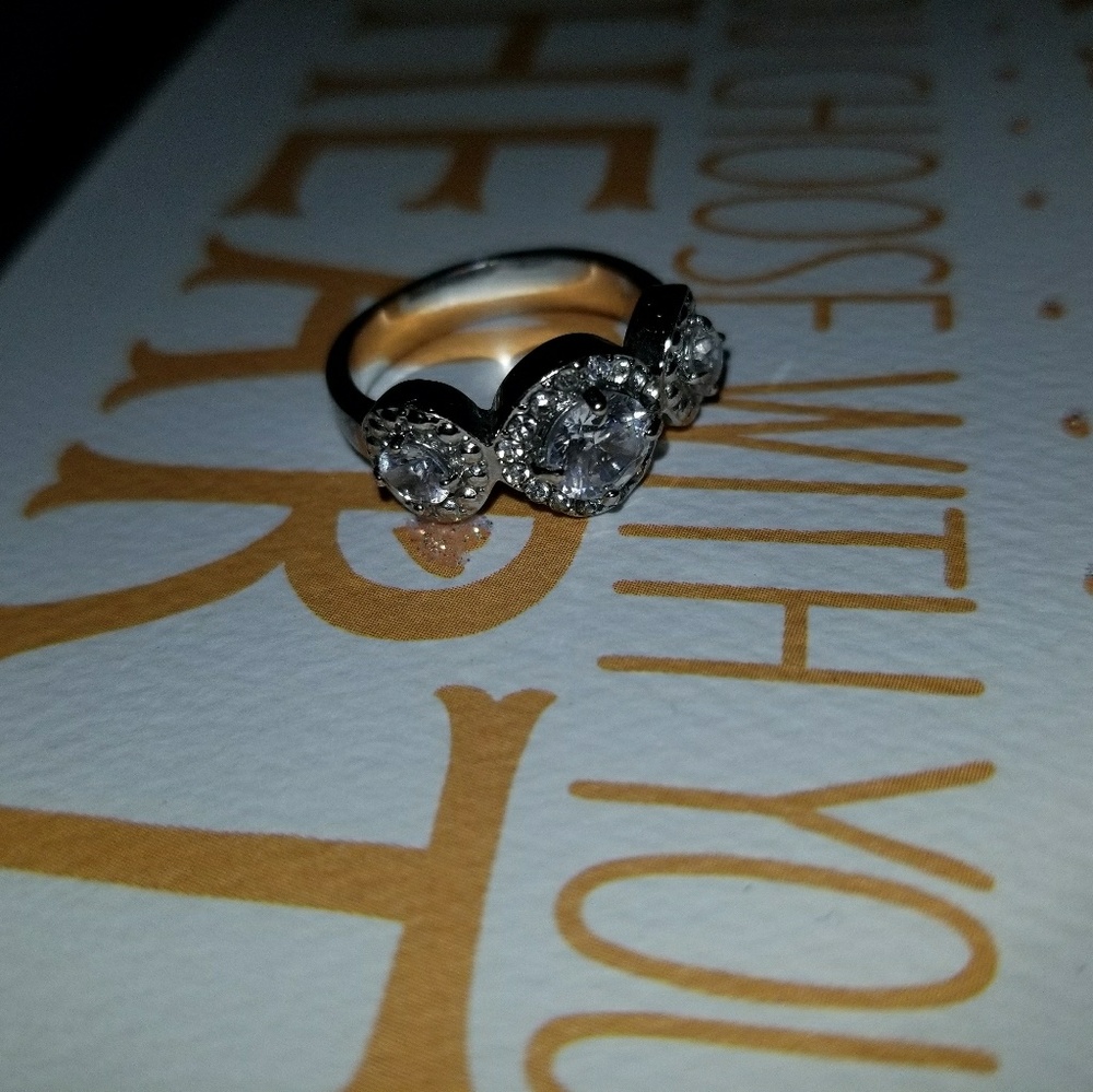 Costume silver ring w crystals